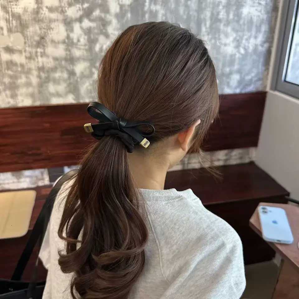 New high-quty black luxury designer ladies classic retro fashion hairpin for autumn and winter prum hair accory Y251210