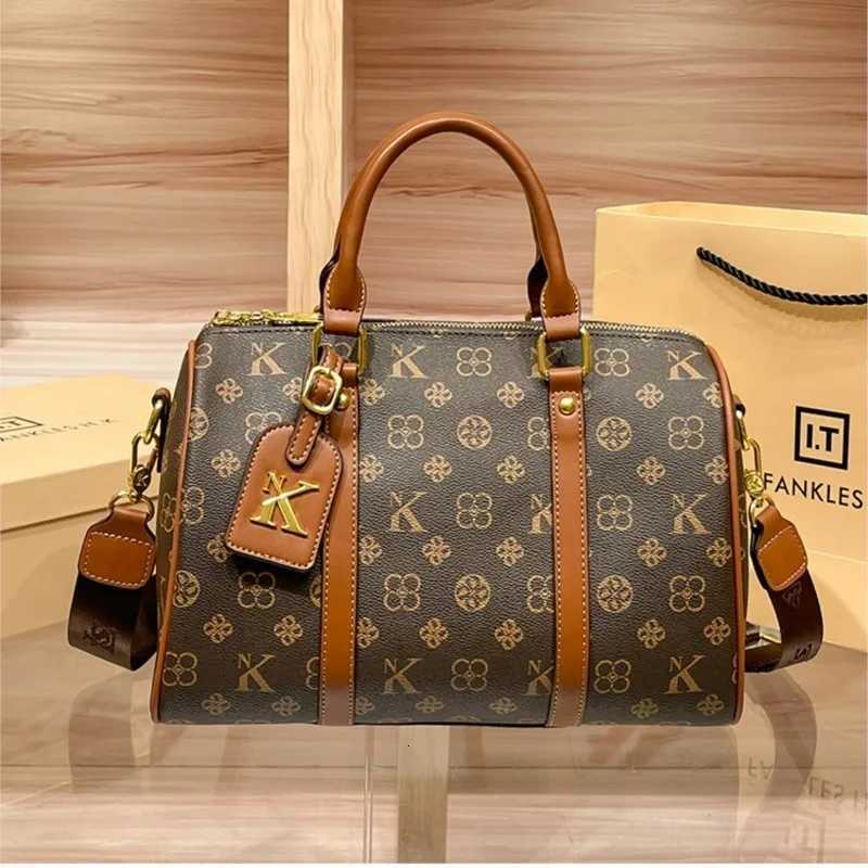 Ladies Light Luxury Handbag 2025 New Spring Luxury Designer Fi Handheld Shoder Bag Large Capacity Crossbody Bag Y251209