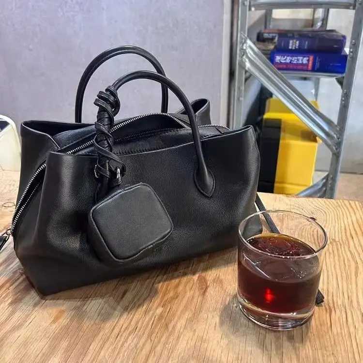 Vintage Style genuine leather High Capacity Tote Single Shoder Cmute Bag Underarm Bag Closure Zipper Interior Pocket Y251209