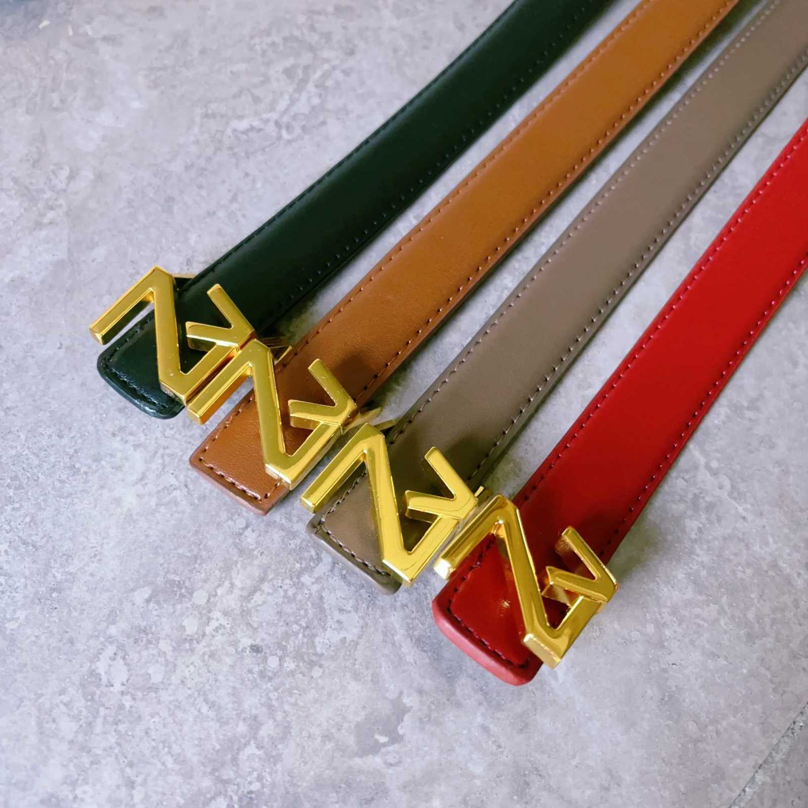 Luxury Um cinto de alta qualidade para uso na moda feminina uma fivela de ouro de alta qualidade perfeita para combinar vestidos de Y251210