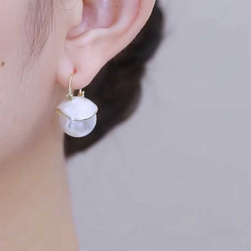 Korea New Tren Shell Imitation Pearl Hoop Earrings For Wen Temperament Versatile Cute Small Earring New Year Wedding Jewelry Y251210