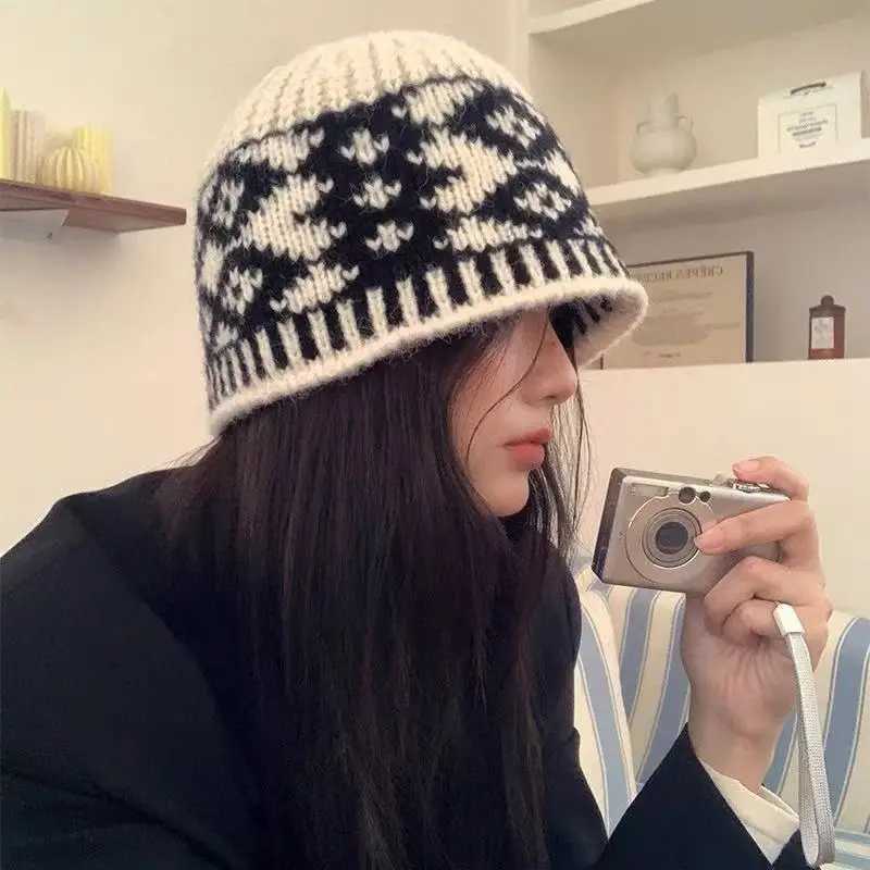 Luxury Womens Knitted Cap Wool Mixed Retro Wool Hat For Keeping Warm Big Head Sized Cold Proof Hat For Male Head Y251209