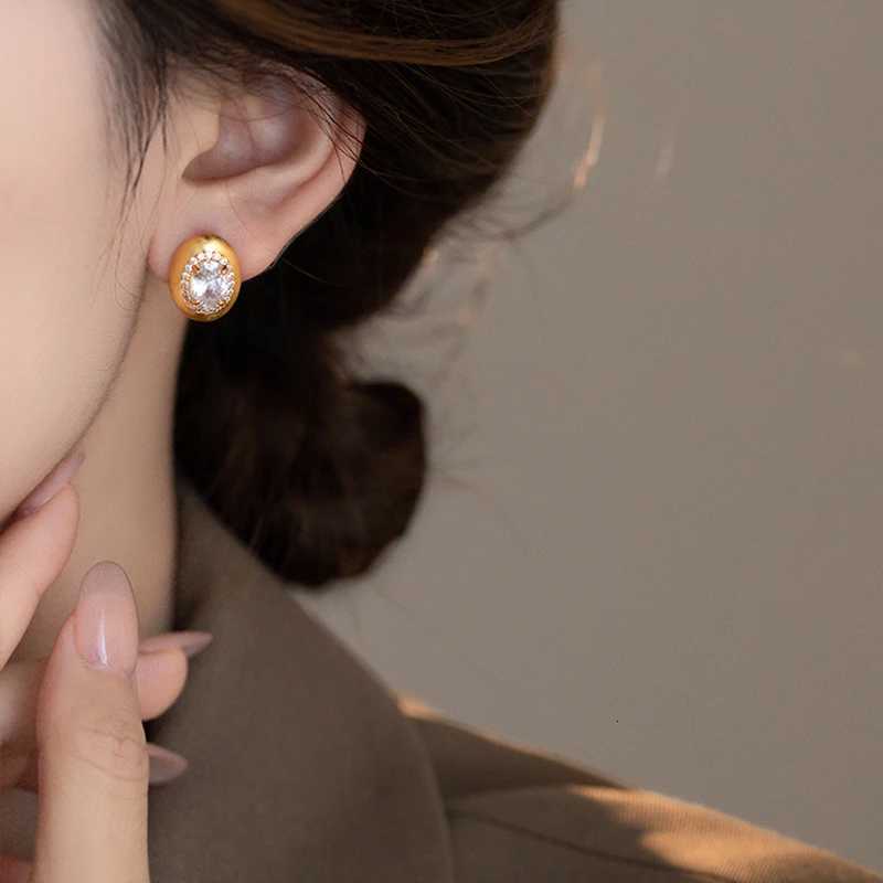 New Mid Ancient Style Metal Bed Inlaid With Rhinestone Oval Stud Earrings 2025 Fashion Jewelry Luxury Accories for Wens Y251210
