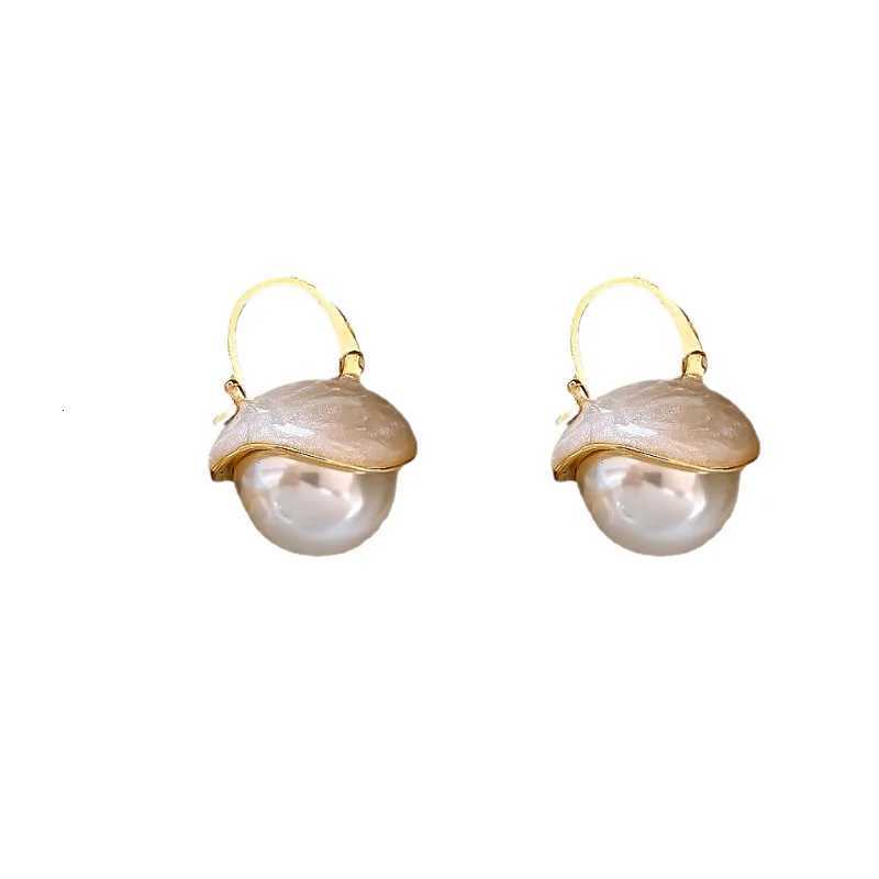 Korea New Tren Shell Imitation Pearl Hoop Earrings For Wen Temperament Versatile Cute Small Earring New Year Wedding Jewelry Y251210