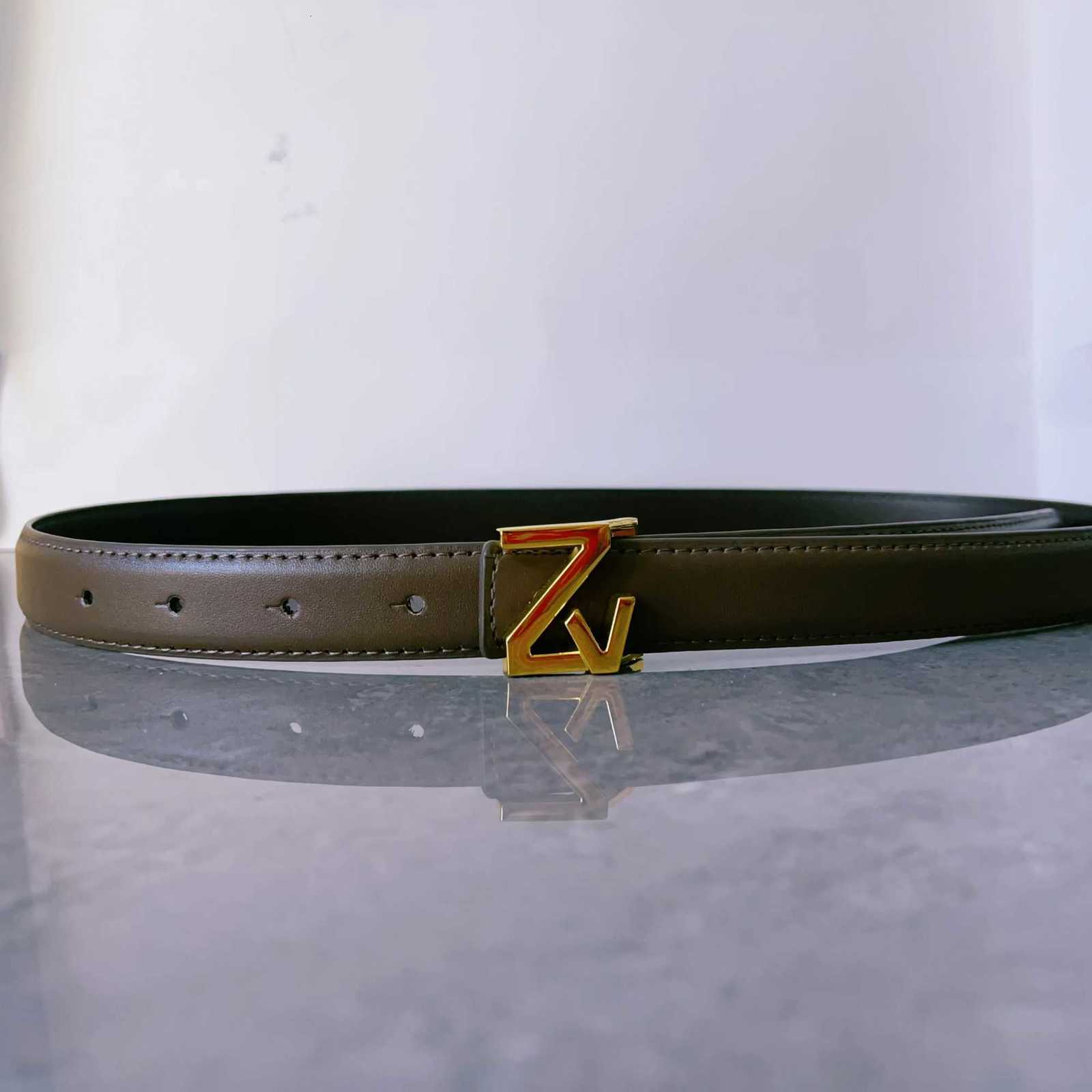 Luxury Um cinto de alta qualidade para uso na moda feminina uma fivela de ouro de alta qualidade perfeita para combinar vestidos de Y251210