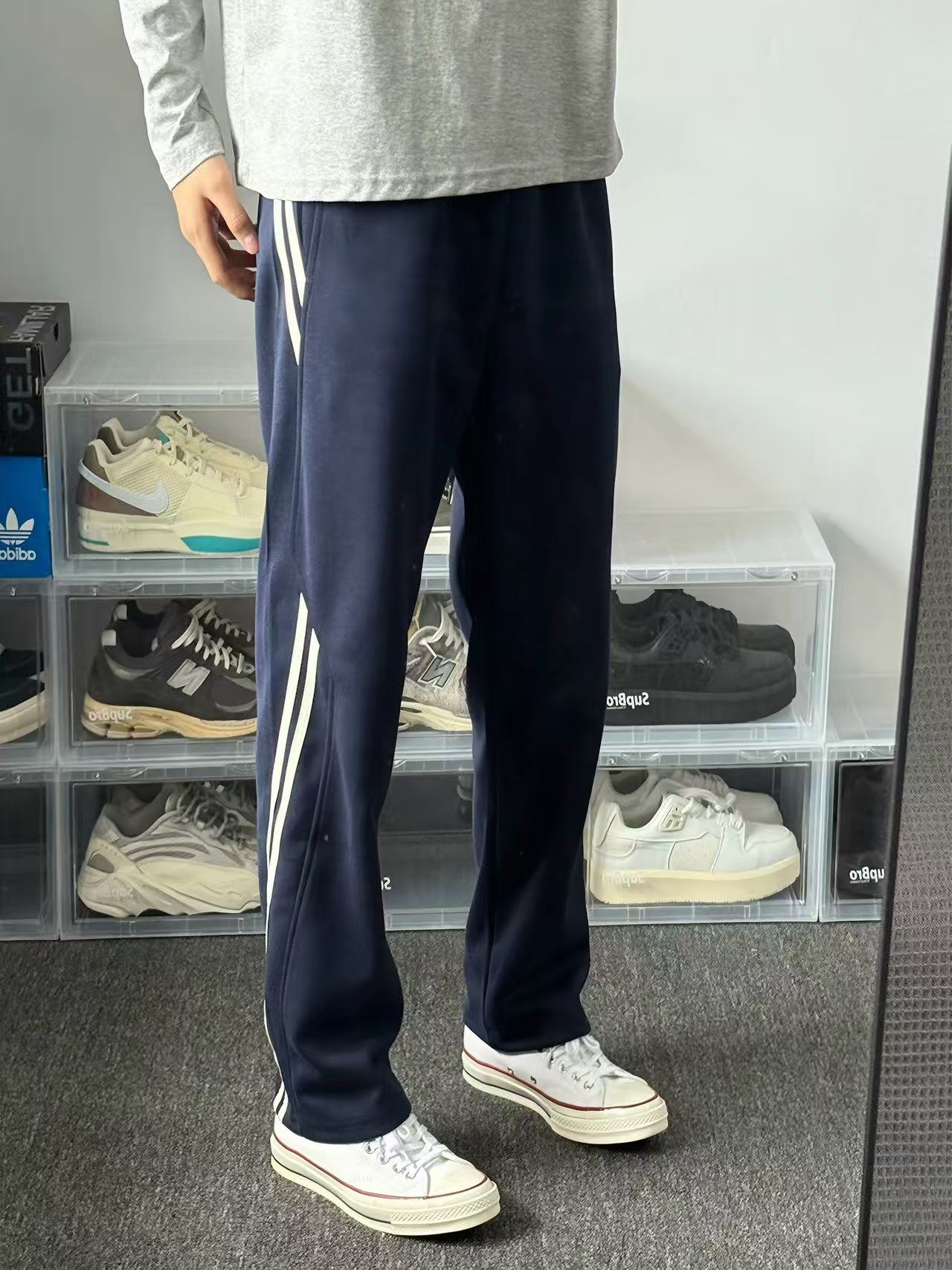 Men's trousers are sporty, casual, loose and clean, with an academic style
