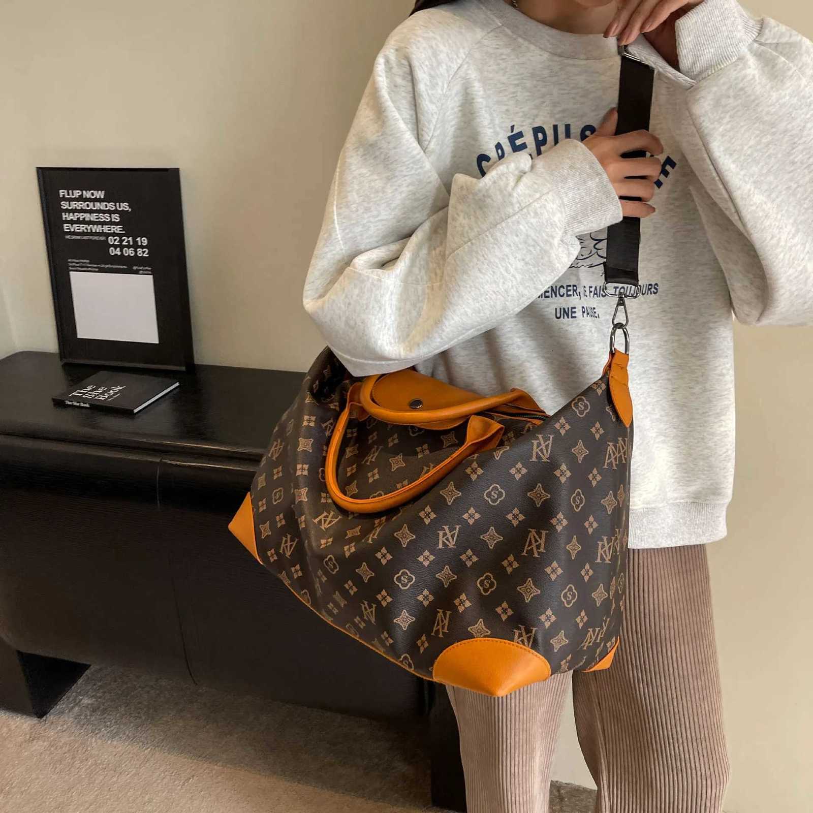 Large capacity travel bag short distance lightweight yoga bag fitness bag high-end portable handbag fiable tote bag hi Y251209