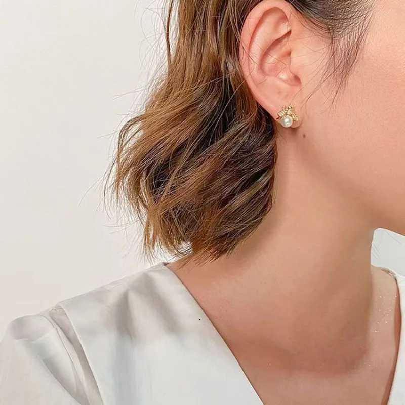 Cute and Cpact Bee Pearl Stud Earrings s925 Sier Needle Girls La Party Daily Wearing Fashion Jewelry Y251210