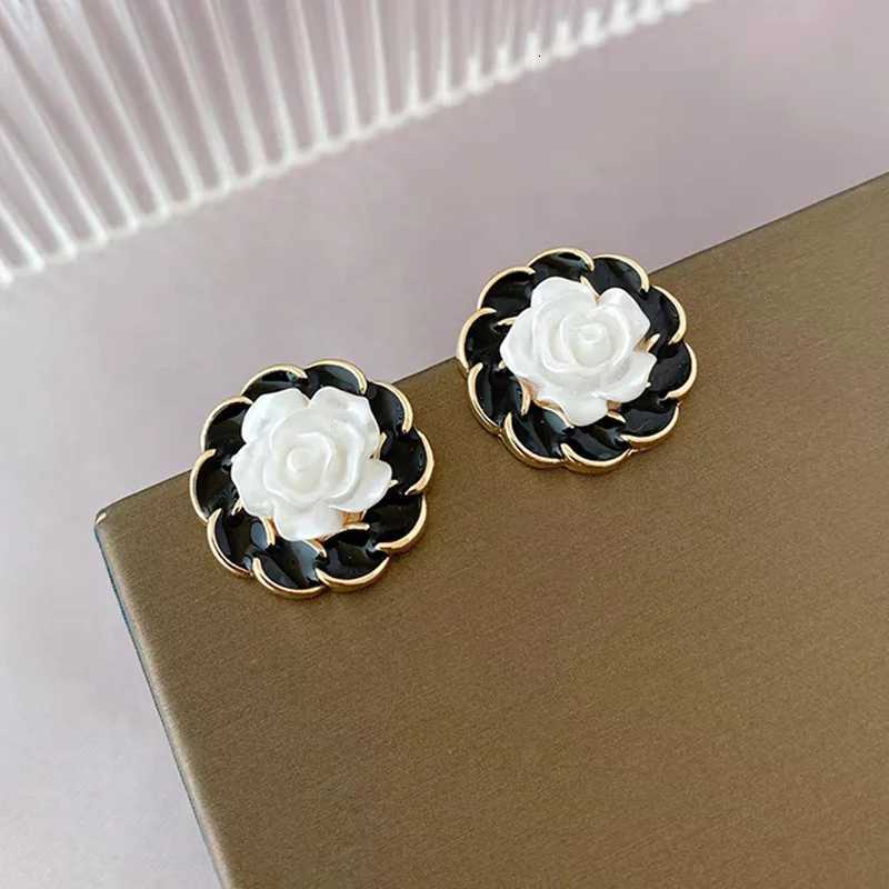 Fashion White wer Stud Earrings for Wen Black Enamel Weaving Edges Round Earrings Geetry Sweet Party Jewelry Gift Y251210