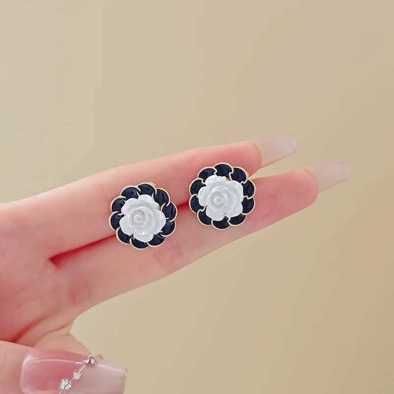 Fashion White wer Stud Earrings for Wen Black Enamel Weaving Edges Round Earrings Geetry Sweet Party Jewelry Gift Y251210
