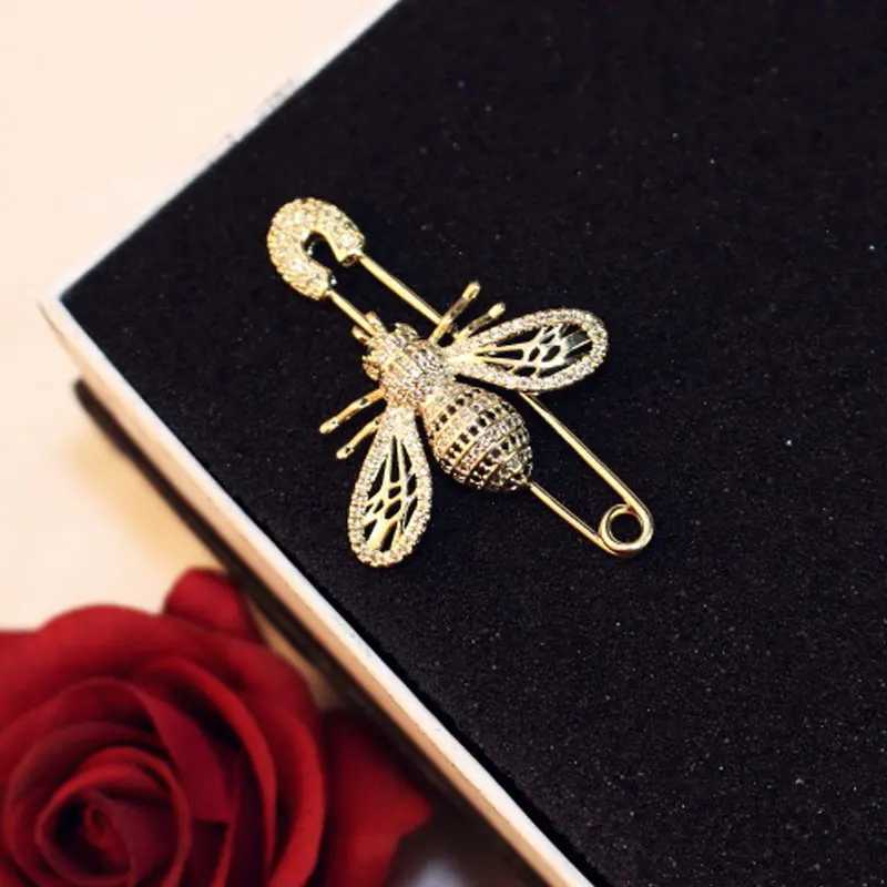 Luxury Fl Crystal Gold Color Bee Brooches For Wan Shiny Hollow Bee Brooch Pin For Coat Scraf Fine Jewelry Y251210
