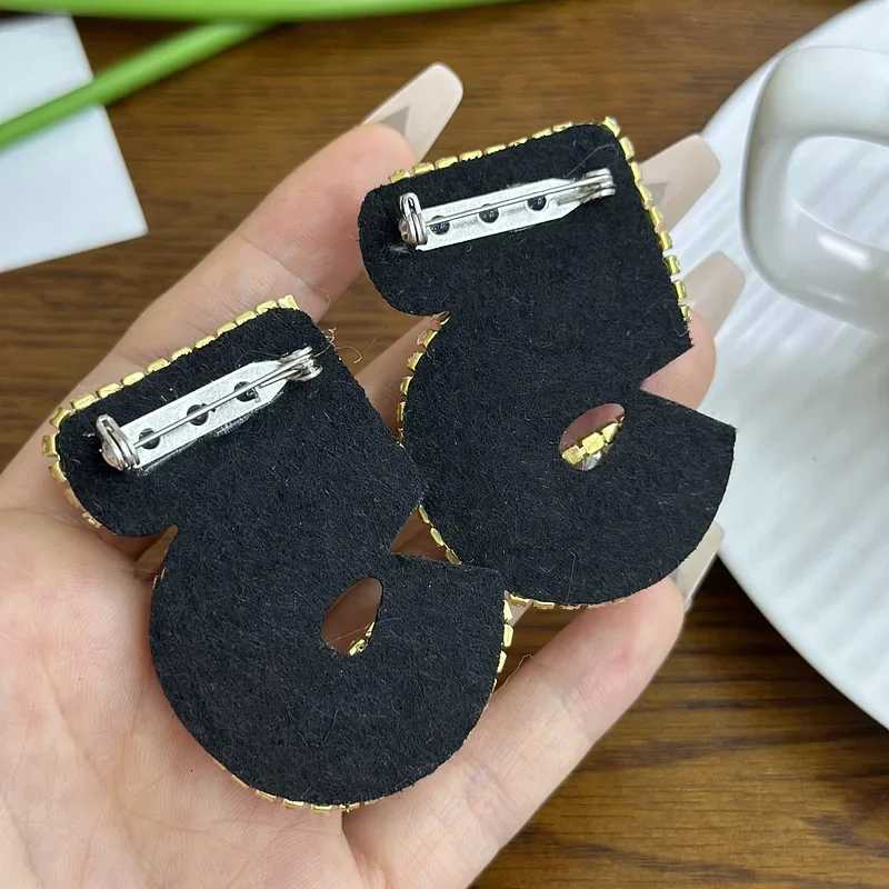 Korean Fashion wer Brooches for Wen Rhinestone Pearl Number 5 Corsage Luxry Wedding Pearty Brooch Jewelry Accories Y251210