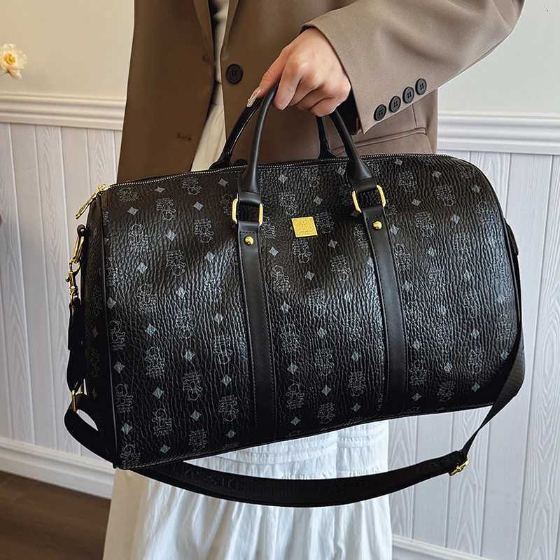 New Large Capacity Travel Bag PU Shoder Bag Independent Shoe Cpartment Sports Fitness Short Distance Travel Storage Bag Y251209