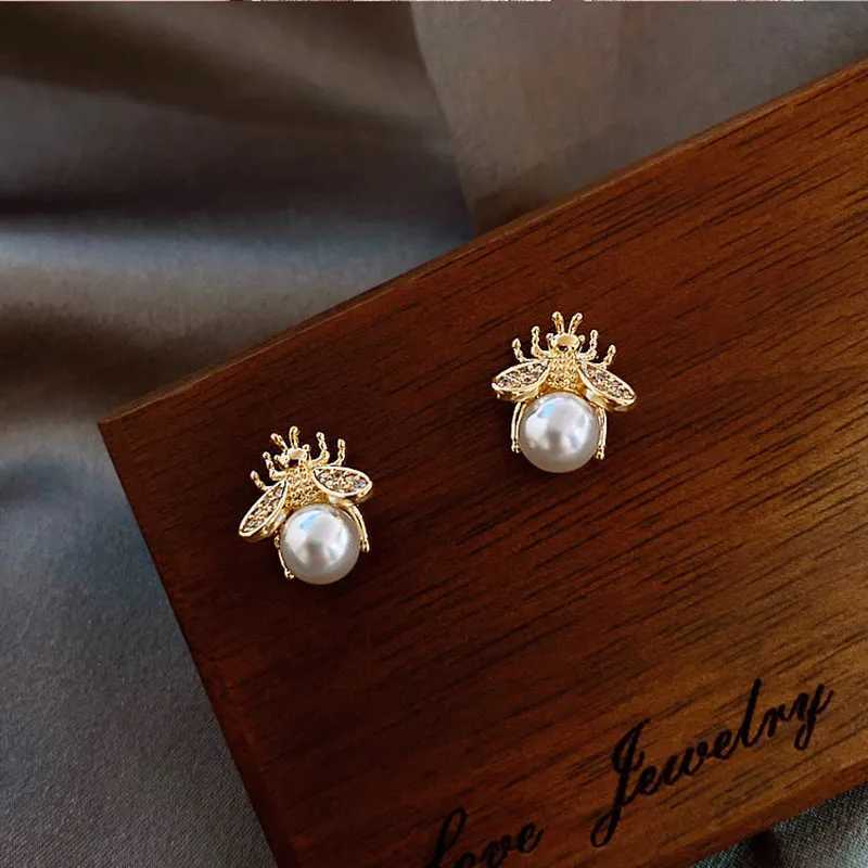 Cute and Cpact Bee Pearl Stud Earrings s925 Sier Needle Girls La Party Daily Wearing Fashion Jewelry Y251210