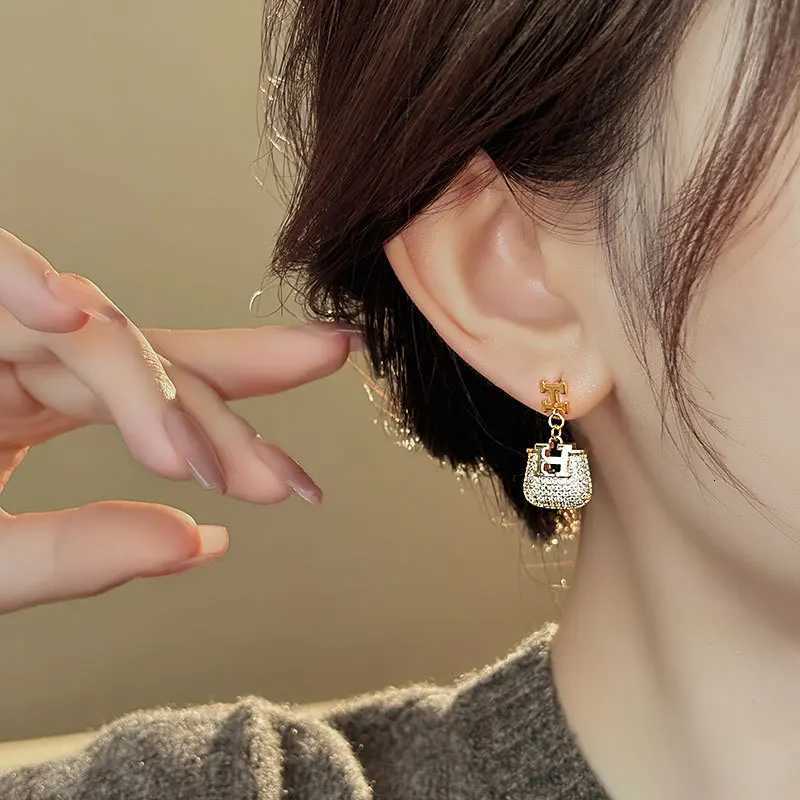 Metal H letter zircon bag earrings pendant earrings suitable for winter earrings wens unique niche design sense Y251210