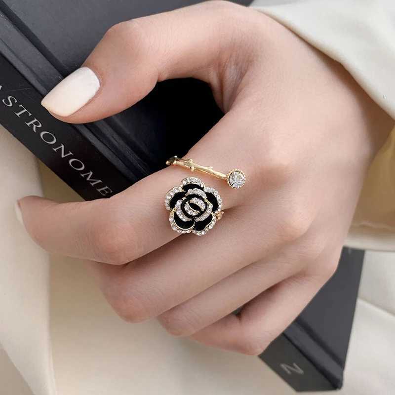 New Style Black Rose wer Shed Metal Opening Rings for Wan Girls French Luxury Zircon Index Finger Rings Jewelry Party Y251210