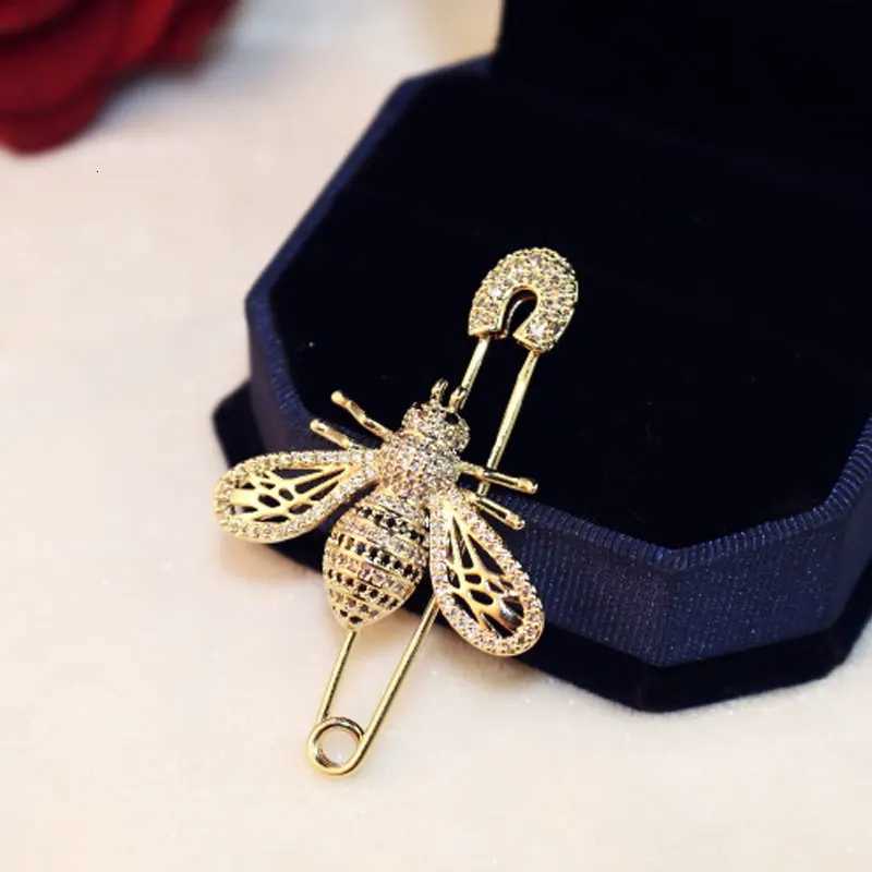Luxury Fl Crystal Gold Color Bee Brooches For Wan Shiny Hollow Bee Brooch Pin For Coat Scraf Fine Jewelry Y251210