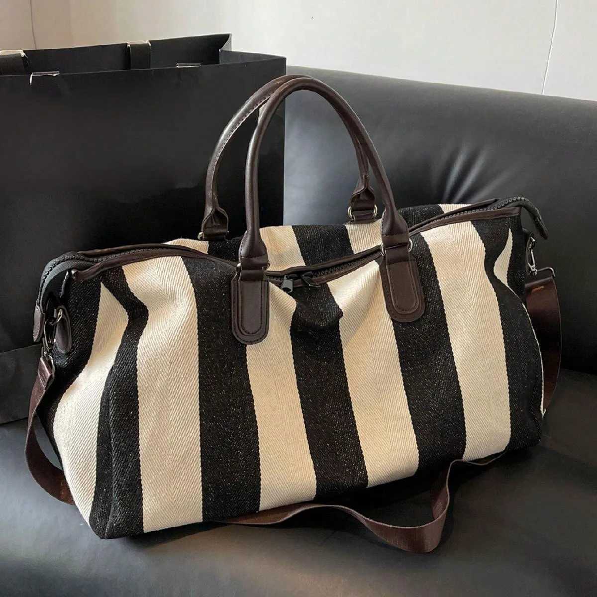 High-value travel bag large-capacity clothing storage bag portable business trip boarding bag messenger bag Y251209