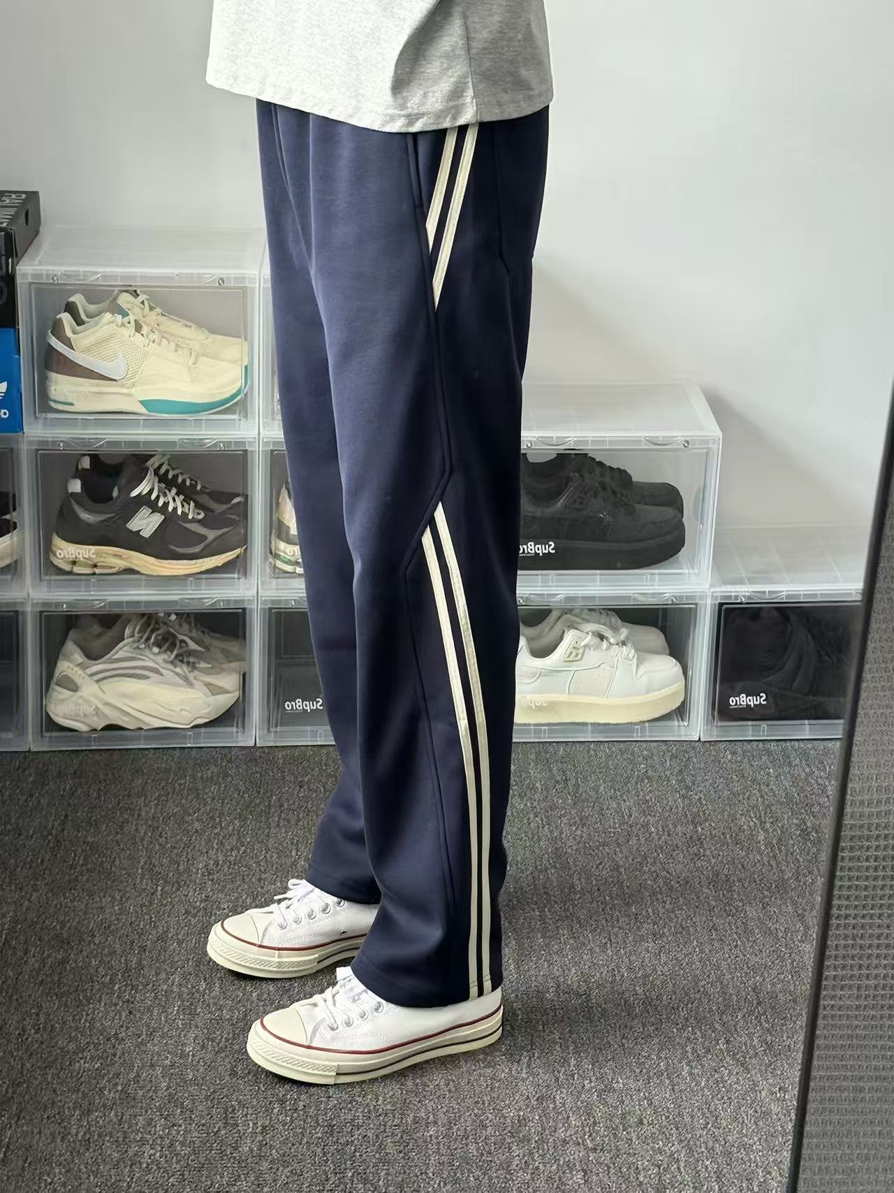 Men's trousers are sporty, casual, loose and clean, with an academic style