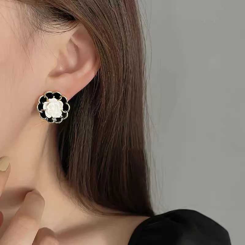 Fashion White wer Stud Earrings for Wen Black Enamel Weaving Edges Round Earrings Geetry Sweet Party Jewelry Gift Y251210