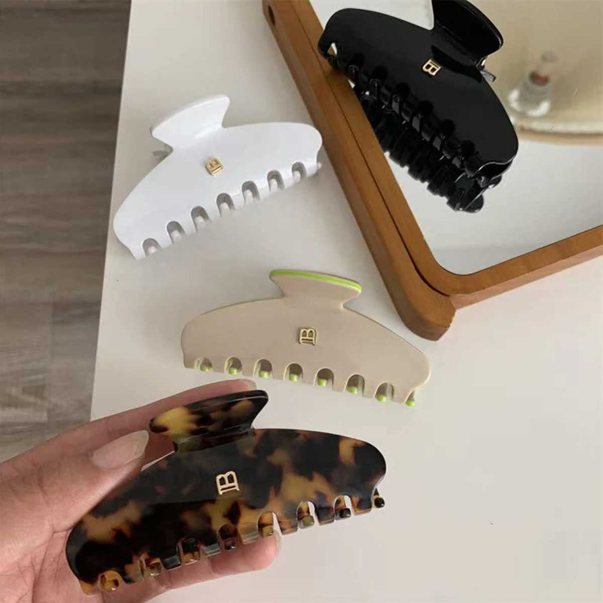 1pc Korean letter B arc grab clip high texture acetate hair clip sweet and versatile hair shark clip hair accories Y251210