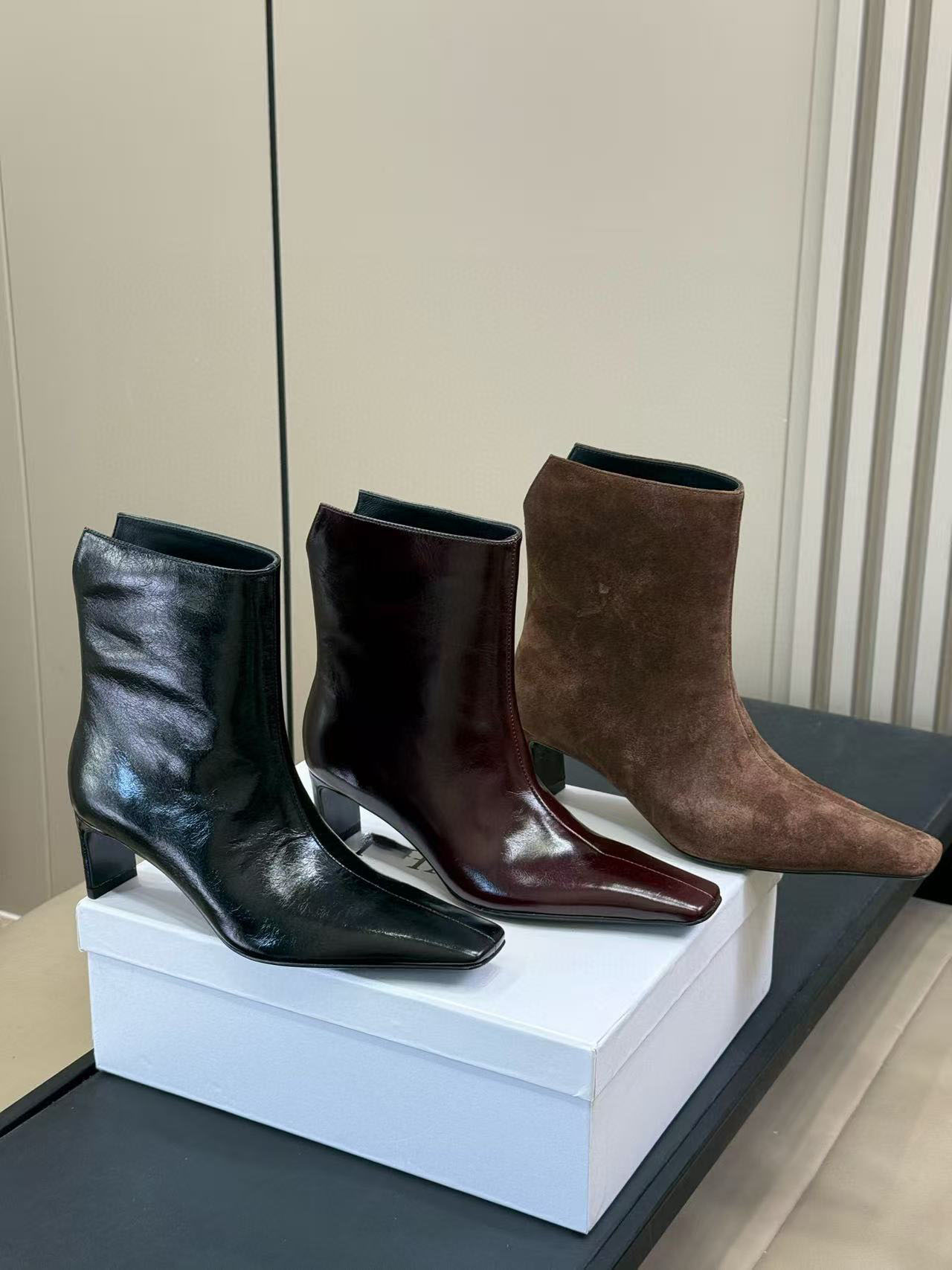 Ladies' thick-soled ankle boots; autumn and winter new arrivals; fur lining; black and brown casual ankle boots.