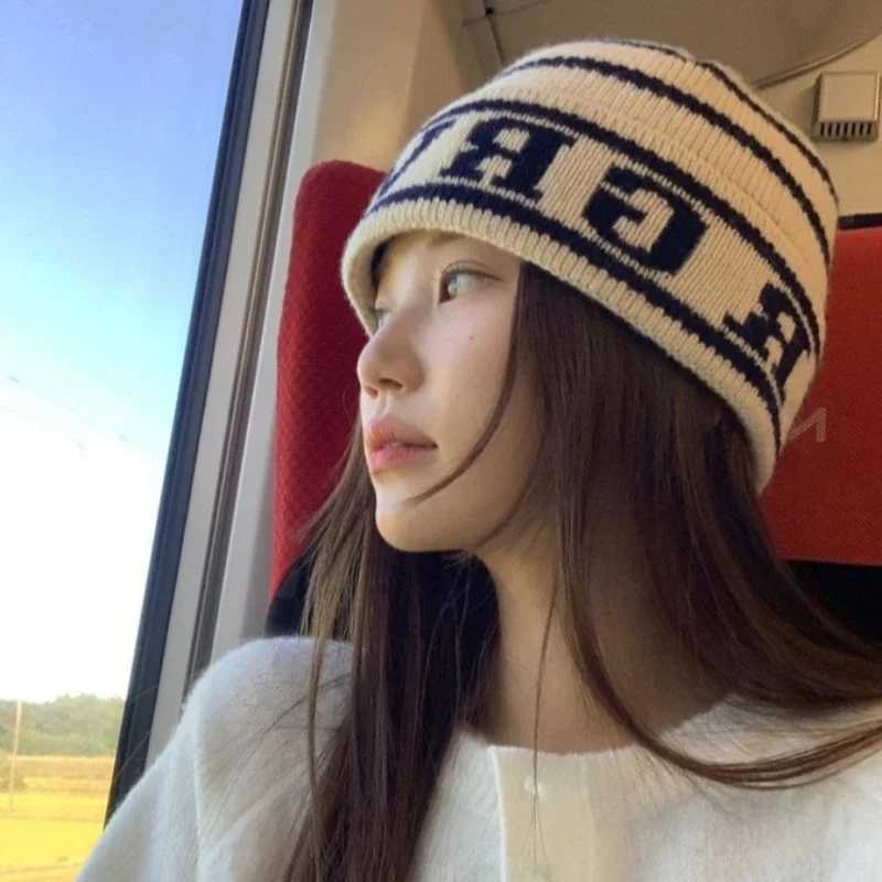 Luxury Winter Knitted Hat for Women Beanies Hat Casual Fasion Warm Pullover Hat Outdoor Riding Sports Hat Elastic Skullies Hat Y251209