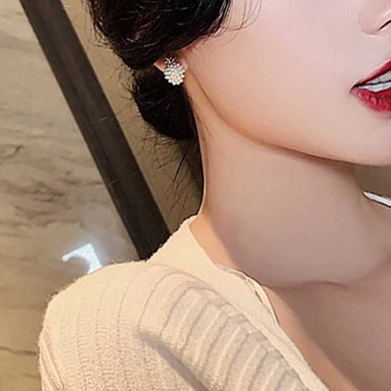 Korean Style Honey Bee Pearl Stud Earrings For Wen Exquisite Small Elegant Earring Ladies Wedding Party Birtay Jewelry Gifts Y251210