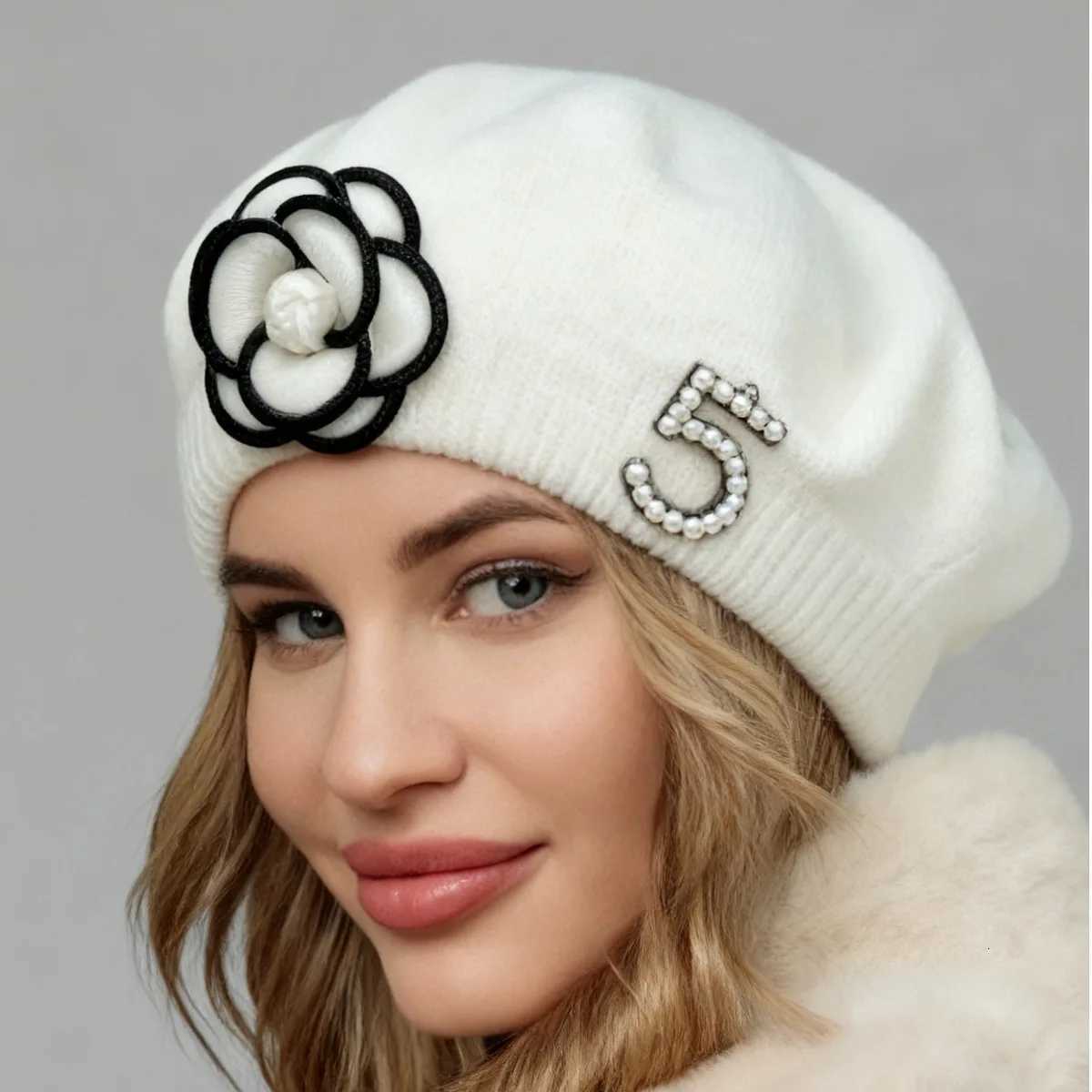 2026 New Autumn and Winter Retro Hats Wen Knitted Thermal Beret Fem wer Pearl Decorative Elegant Versatile Painter Hat Y251210