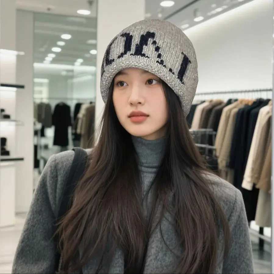 Luxury Fashionable Unisex Knitted Hat Winter Warm Ear Protection Hat for Shopping And Travel Letter Print No-Cuff Cap for Autumn And Wi Y251209