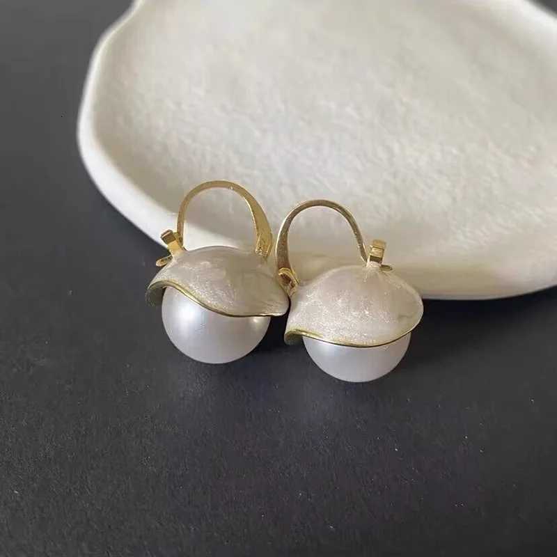 Korea New Tren Shell Imitation Pearl Hoop Earrings For Wen Temperament Versatile Cute Small Earring New Year Wedding Jewelry Y251210