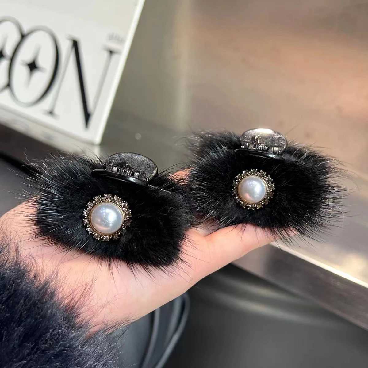 Cute P Natural Mink Fur New Hairpin Hair Cl Wen Elegant Temperament Real Fur Hairgrips Fashion Hair Accories Y251210