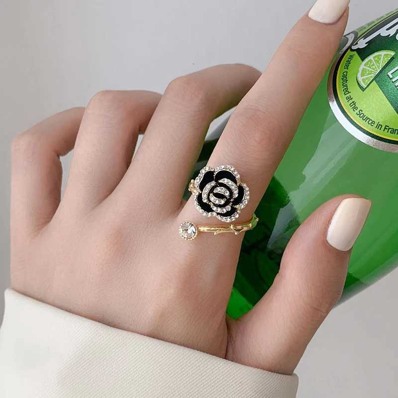 New Style Black Rose wer Shed Metal Opening Rings for Wan Girls French Luxury Zircon Index Finger Rings Jewelry Party Y251210