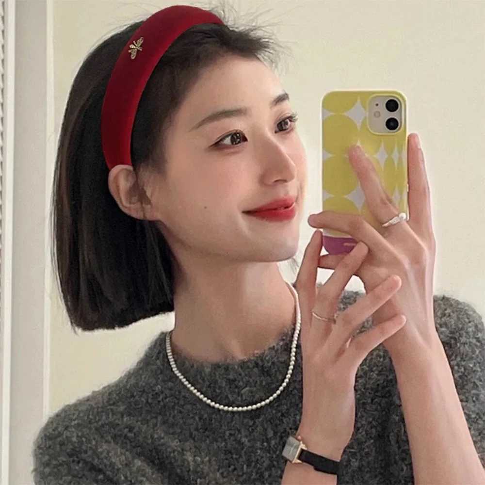 Black veet haiand with a cute little bee design perfect for creating a high-volume look in the winter and fall seasons Y251210