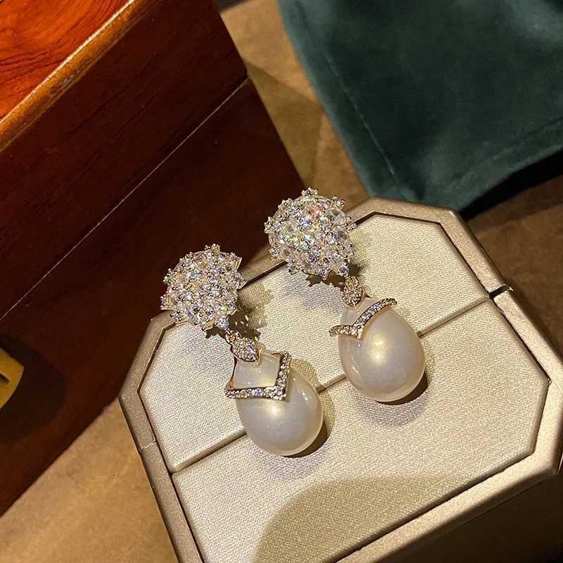 Huitan Luxury Fashion Waterdrop Imitation Pearl Drop Earrings for Wen Sparkling Crysal Cubic Zirconia Wedding Tren Jewelry Y251210