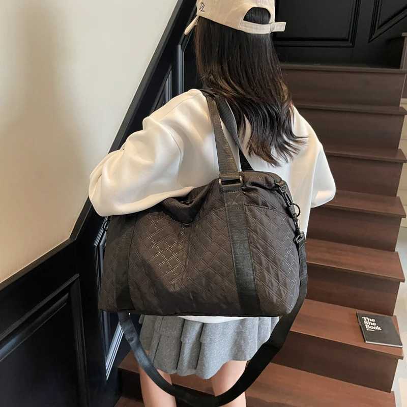 Large Capacity Outdoor Waterproof Travel Bag Lage Handbag Wen Shoder Bag Nyl Men Sports Gym Bag Fem Crossbody Bags Y251209