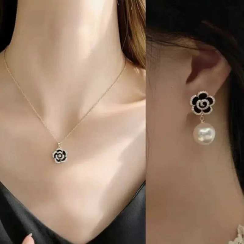 Black lia necklace stud earrings set xiaoxiangfeng stainl steel chain retro light luxury imitation pearl earring jewelry Y251210