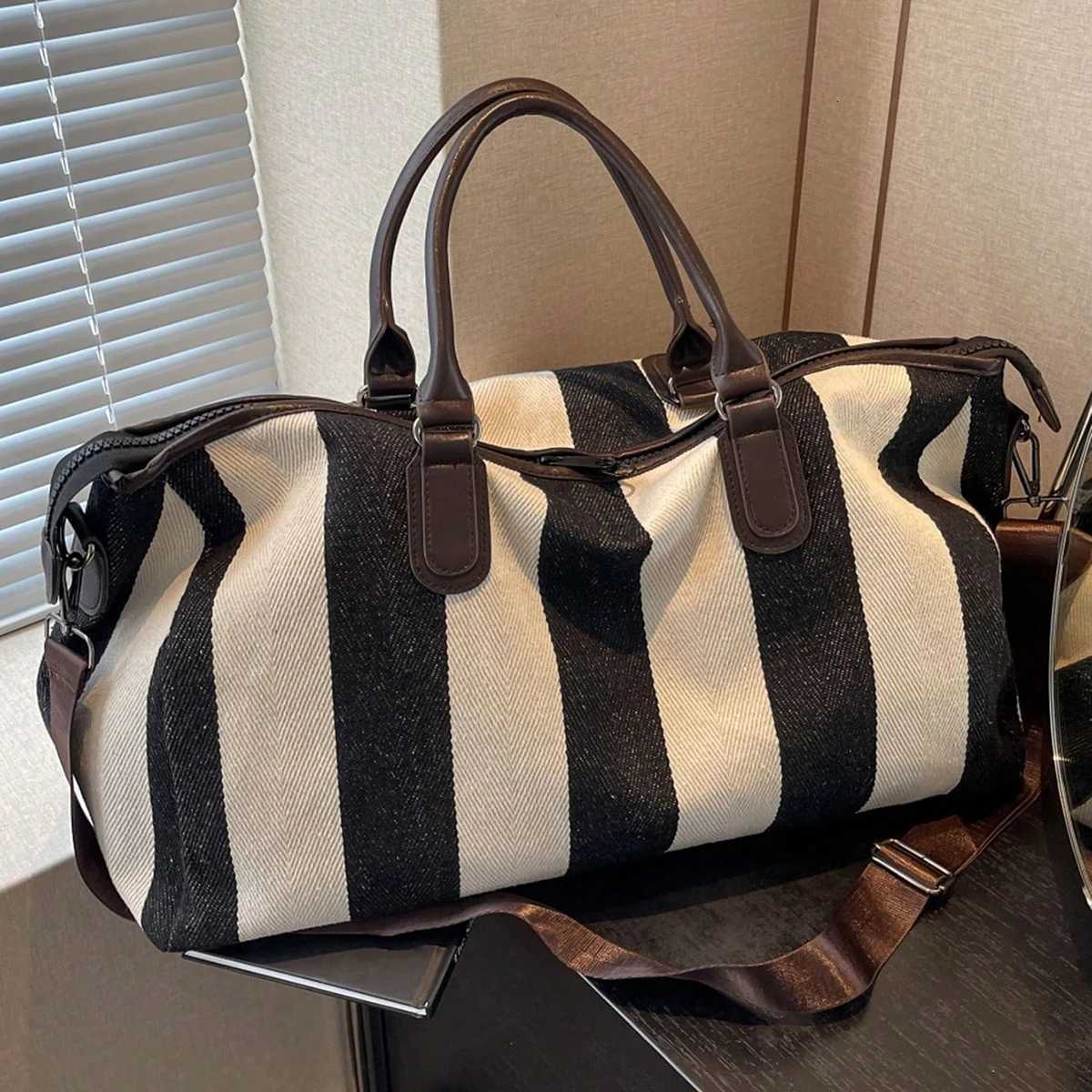 High-value travel bag large-capacity clothing storage bag portable business trip boarding bag messenger bag Y251209