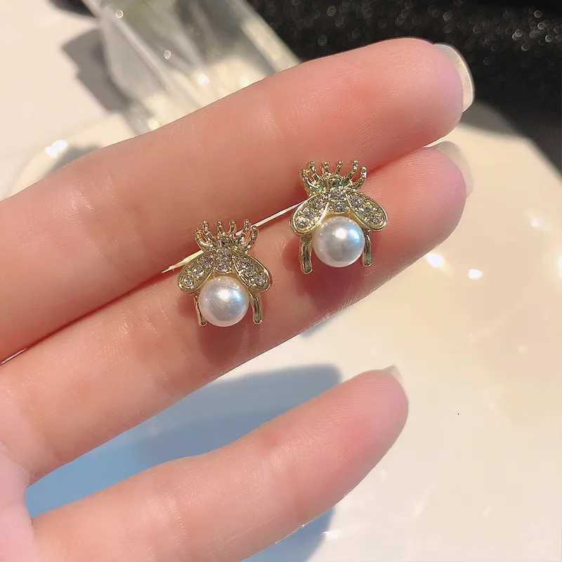 Cute and Cpact Bee Pearl Stud Earrings s925 Sier Needle Girls La Party Daily Wearing Fashion Jewelry Y251210