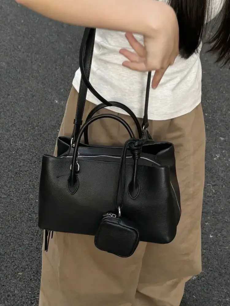 Vintage Style genuine leather High Capacity Tote Single Shoder Cmute Bag Underarm Bag Closure Zipper Interior Pocket Y251209