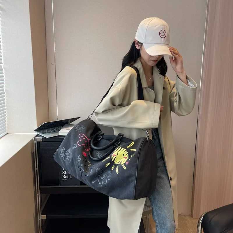 Large Capacity Travel Bag Wen Duffle Carry Lage Bag Graffiti Persality Weekend Tote Bags For Gym Fitness Y251209