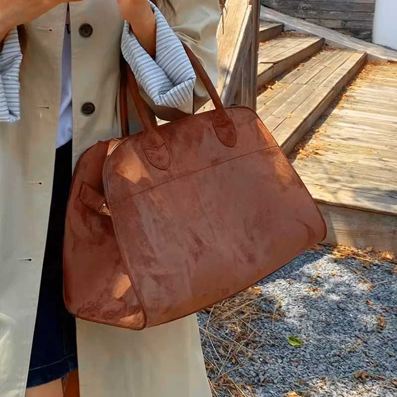 High-end Niche Design Handbags Outdoor Travel Bags Autumn and Winter New High-capacity Cmuter Handbags Ladies Y251209