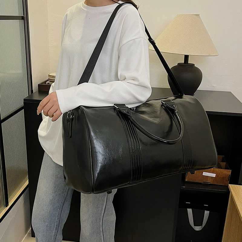 Large Capacity Travel Duffle Totes PU Leather Gym Sports Fi Fitness Wan Luxury Business Lage Handbag Shoder Bag Y251209