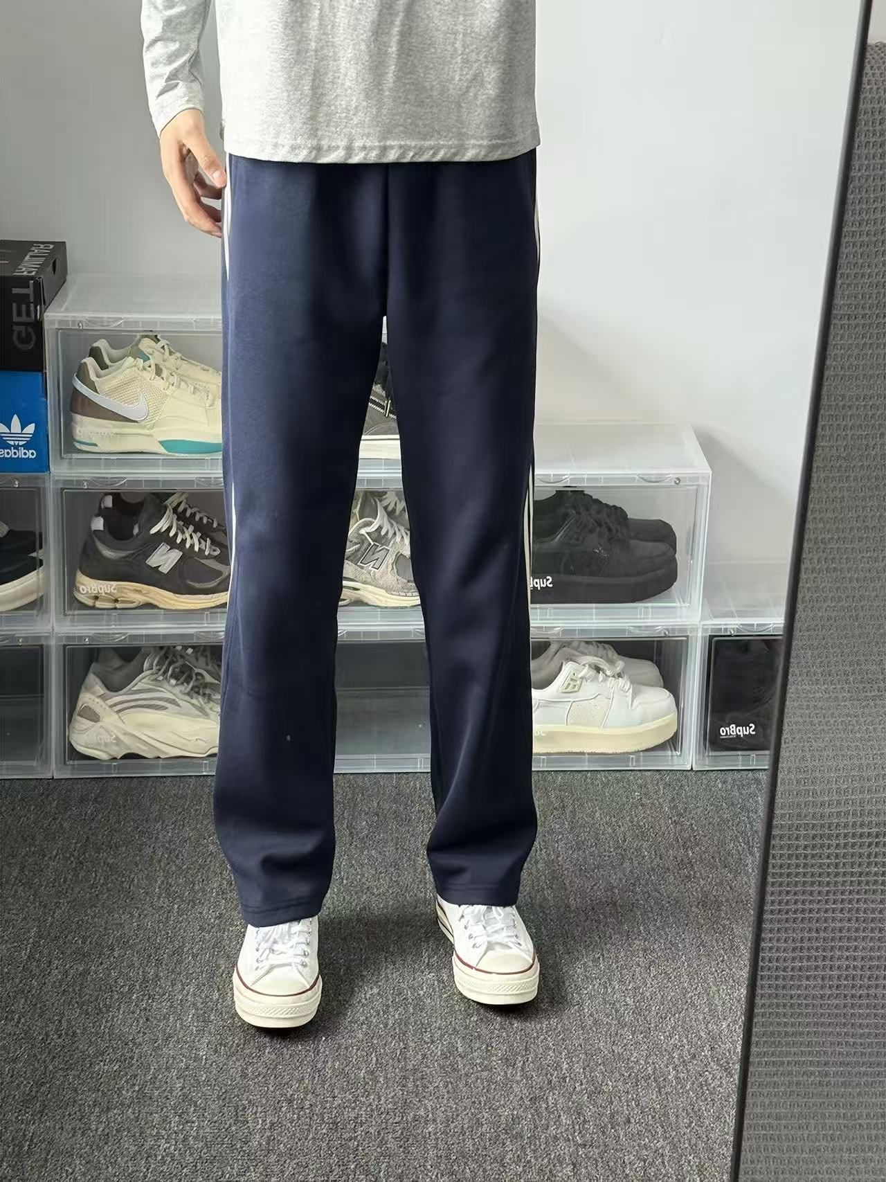 Men's trousers are sporty, casual, loose and clean, with an academic style