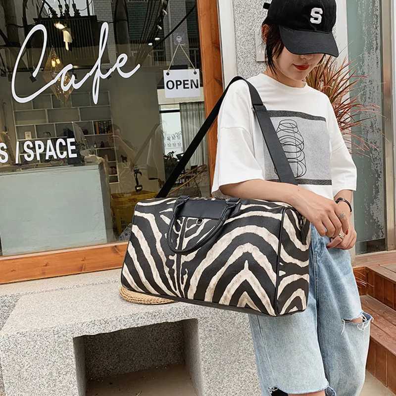 Fi Travel Bag Wens Handbags Large Capacity Leather Stripe Print Duffle Bag Big Tote Weekend Overnight Gym Bag for Wen Y251209