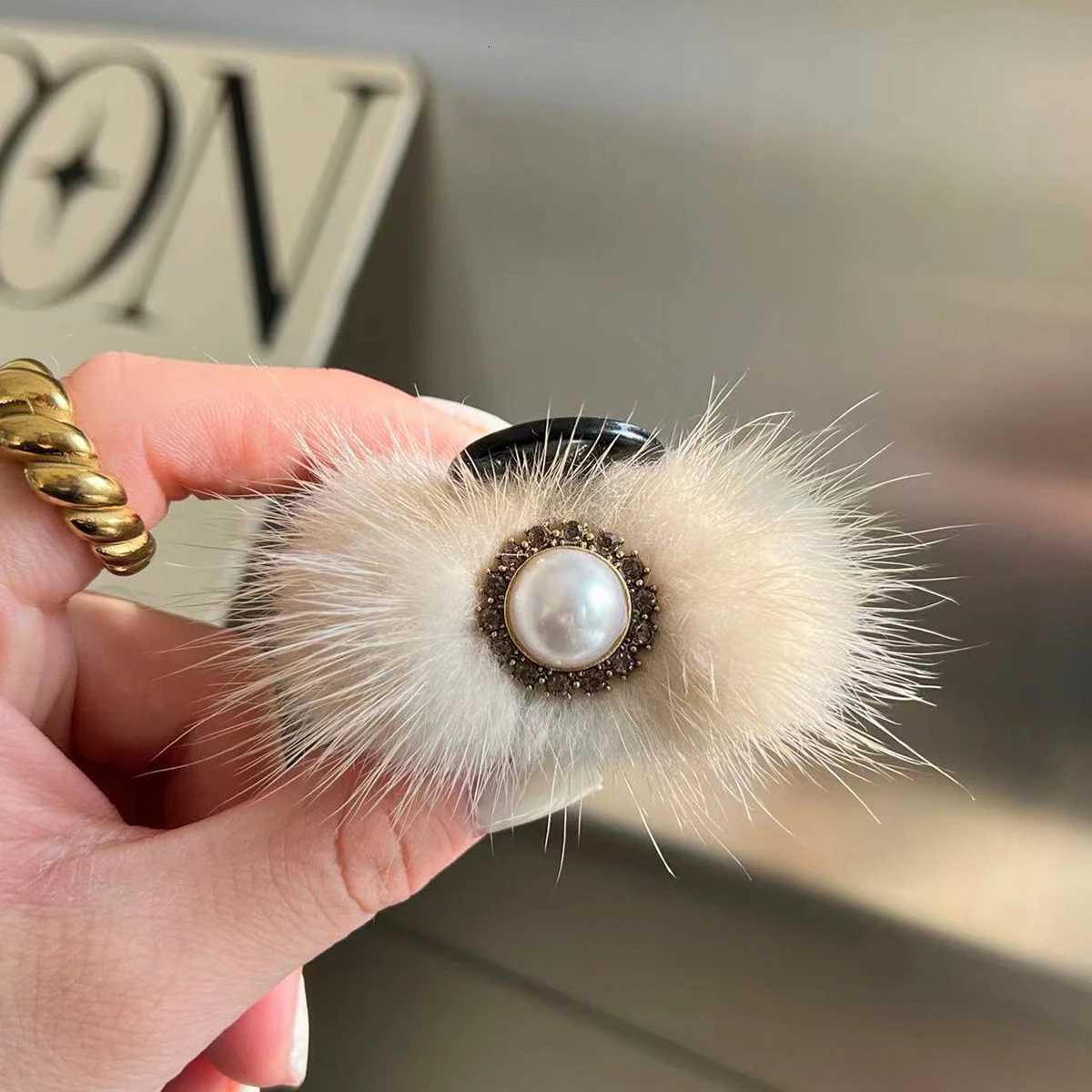 Cute P Natural Mink Fur New Hairpin Hair Cl Wen Elegant Temperament Real Fur Hairgrips Fashion Hair Accories Y251210