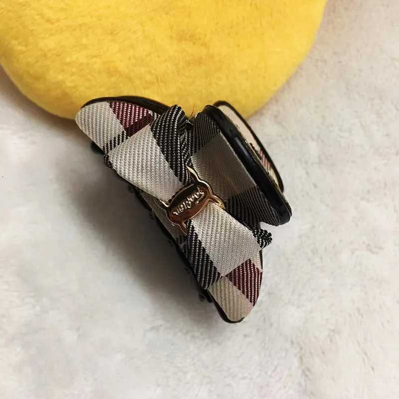 2025 New Fashion Acrylic Hair Cl Clip For Wen British Plastic Plaid Hair Accories New Handmade Exquisit Grid Shark Clips Y251210