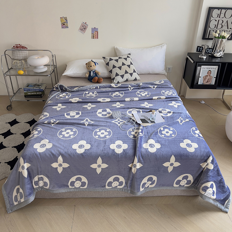 Designer Blanket Luxury Brand Skin-friendly and Comfortable Throw Lightweight Nap Blanket with Geometry Pattern for Office /Bedroom /Travel /Gift Full