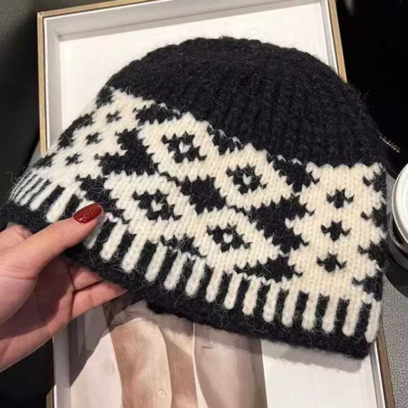 Luxury 2026 New Retro Color Block Grid Knitted Hat for Women Warm Cold Hat Face-Slimming Perfect for Autumn Winter Daily Wear Y251209
