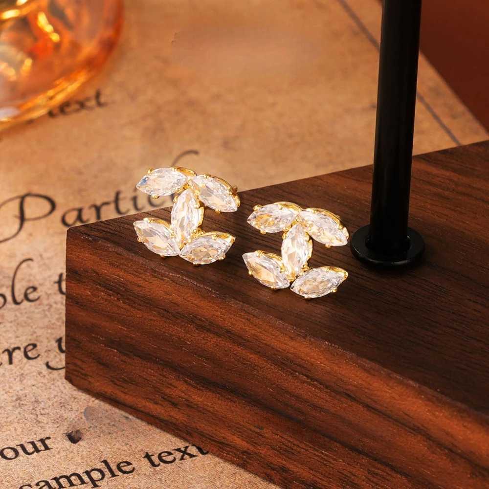 Fashion Shiny Cubic Zirconia Chic Letter Stud Earrings for Wen 925 Sier Needle Allergy Prntion Exqusite Jewelry Gift Y251210